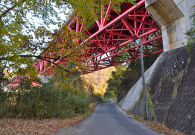 赤い高架橋